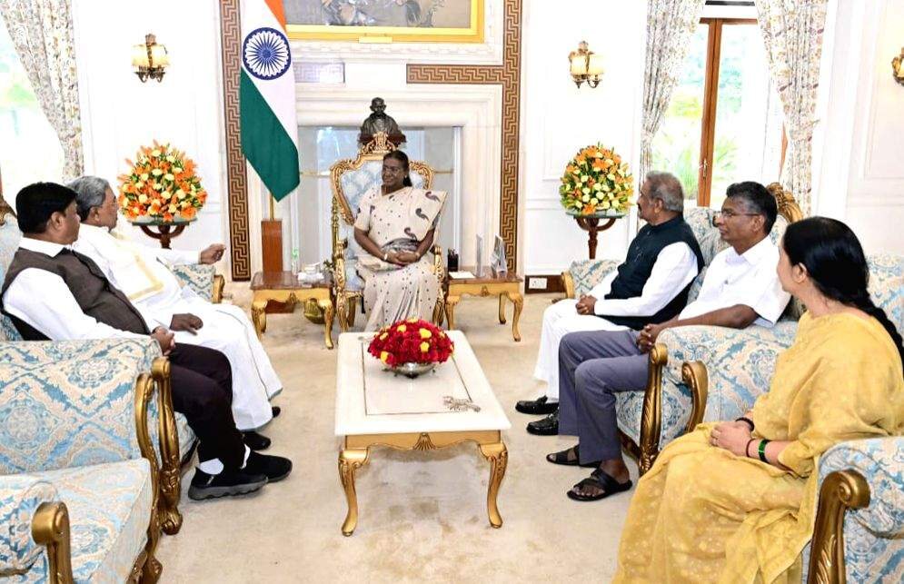 President Droupadi Murmu seated in a formal reception room receiving a Chief Minister and other public representatives
