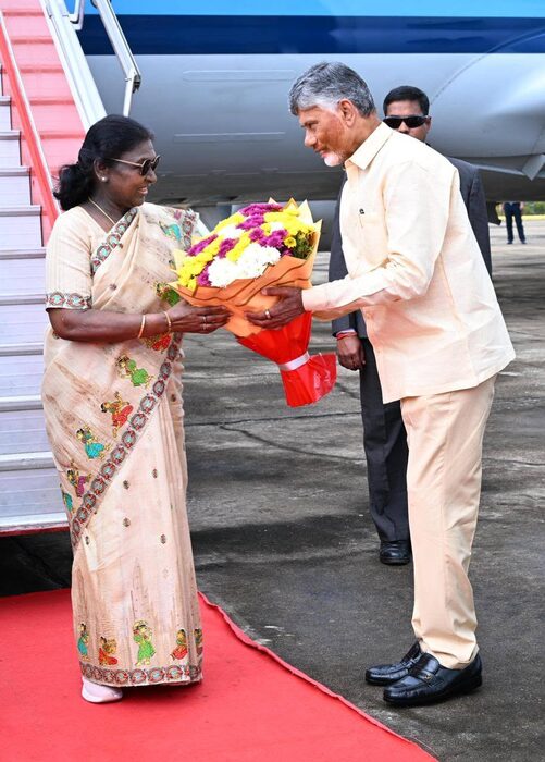 President Droupadi Murmu being received with a bouquet on the red carpet on arrival by aircraft