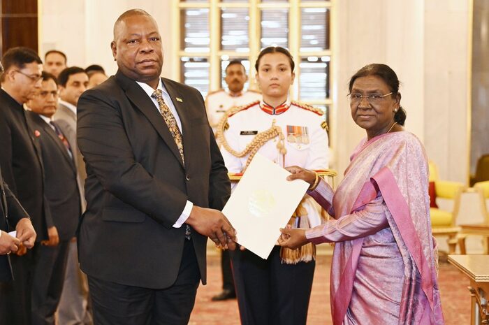A High Commissioner presents his letters of credence to President Droupadi Murmu