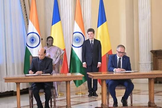 Officials signing agreements between India and Romania as the two Heads of State look on