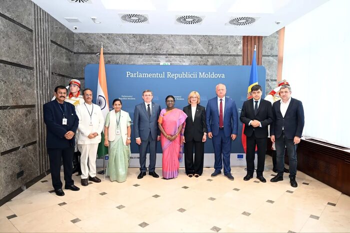 President Droupadi Murmu with delegations at the Parliament of the Republic of Moldova