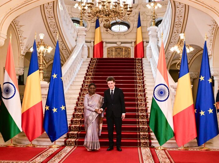 President Droupadi Murmu with the President of Romania on the grand staircase of Cotroceni Palace