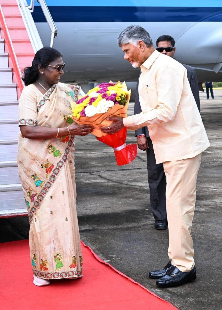 President Droupadi Murmu being received with flowers on the red carpet on arrival by aircraft