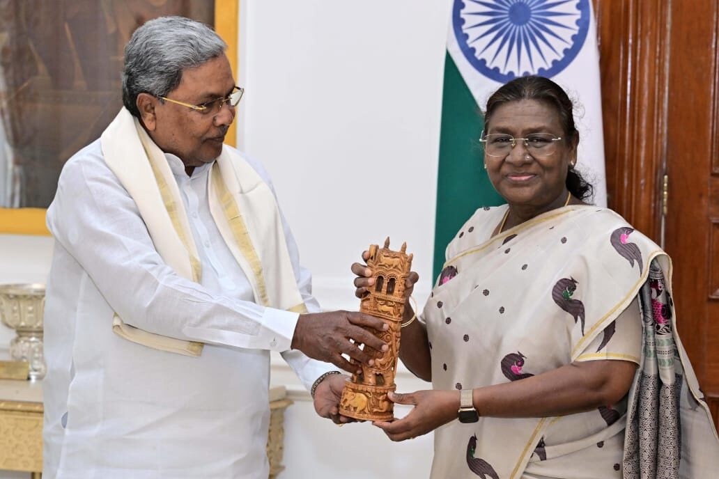 A Chief Minister presents a carved memento to President Droupadi Murmu at Rashtrapati Bhavan
